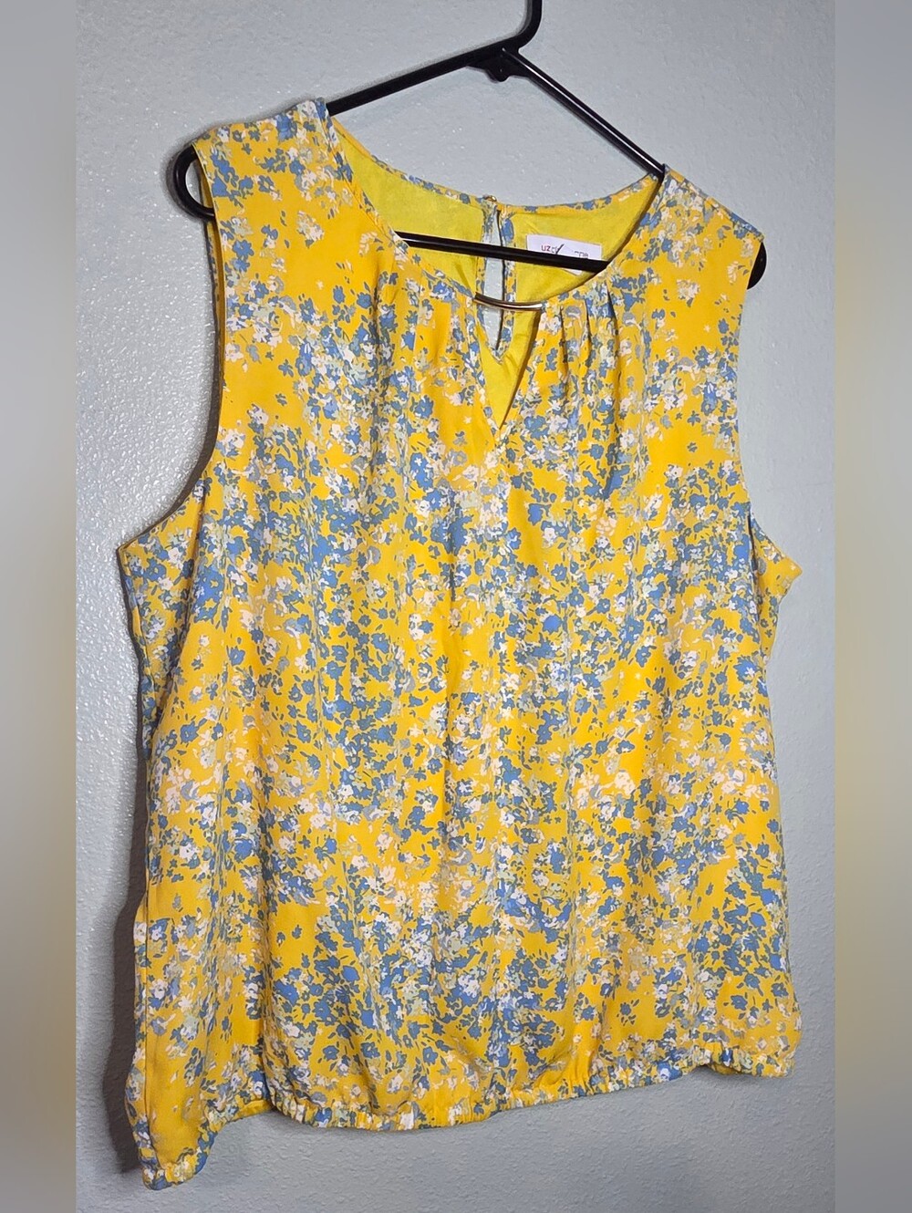 Liz Claiborne-Yellow Floral Sleeveless Blouse with Gold Ring Detail – Size XL - Picture 3 of 8